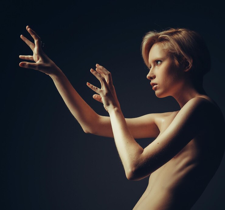 Elegante naakte vrouw met kort blond haar