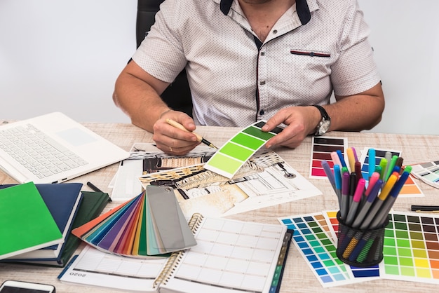 Elegante ontwerper die kleur kiest voor het schilderen van muren, de decoratie van uw droomappartement