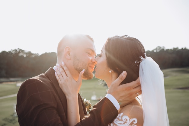 Elegante paar wandelen bij zonsondergang, liefdesverhaal, portret van bruid en bruidegom op huwelijksdag