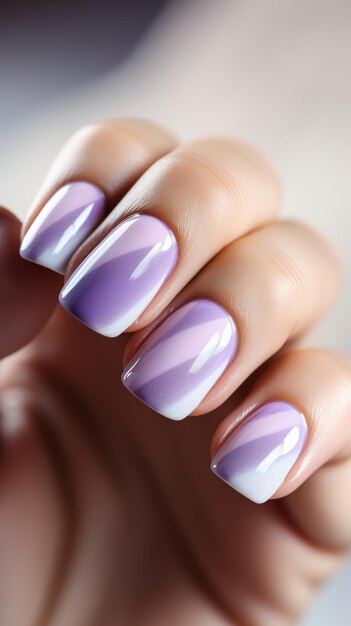 Elegante paarse witte manicure op de hand van een vrouw