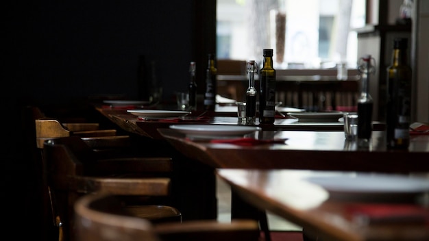 Elegante restauranttafel met bestek, servies en glazen.