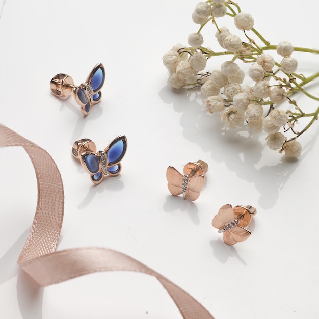 Elegante sieraden set sieraden set met edelstenen sieraden accessoires collage product stilleven concept ring ketting en oorbellen