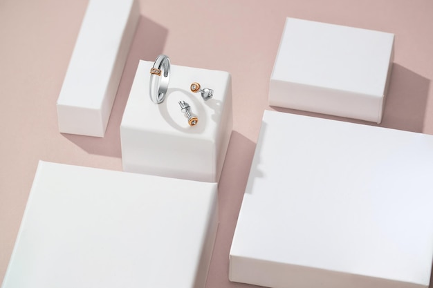 Foto elegante sieraden set sieraden set met edelstenen sieraden accessoires collage product stilleven concept ring ketting en oorbellen