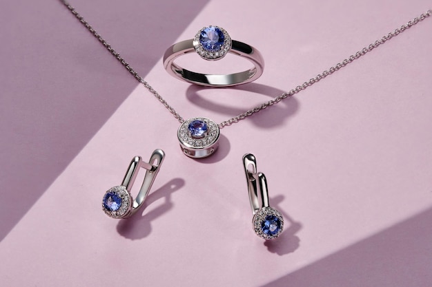Elegante sieraden set Sieraden set met edelstenen Sieraden accessoires collage Product stilleven concept Ring ketting en oorbellen