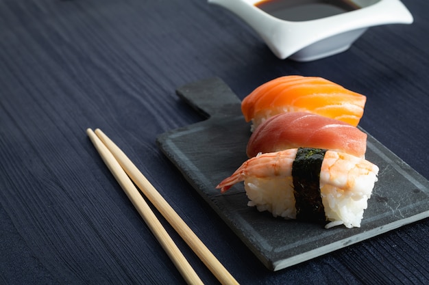 Elegante sushi op houten tafel. Wat Nigiri, met sojasaus en eetstokje