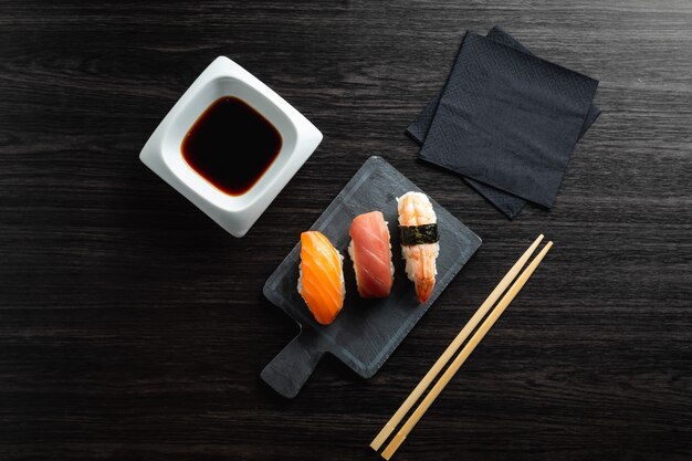 Elegante sushi op houten tafel. Wat Nigiri, met sojasaus en eetstokje