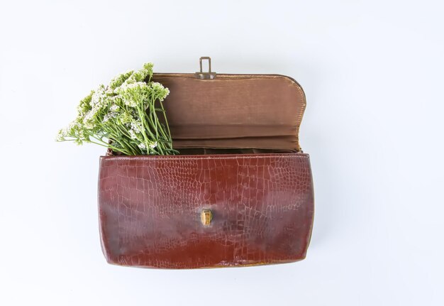 Elegante vintage kleine tas reticule met een duizendblad witte bloemen