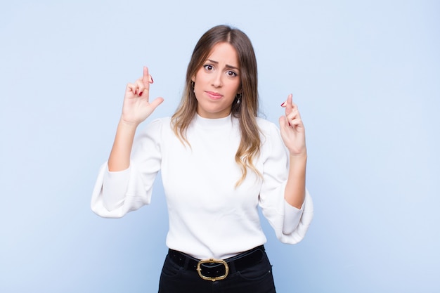 elegante vrouw die angstig vingers kruist