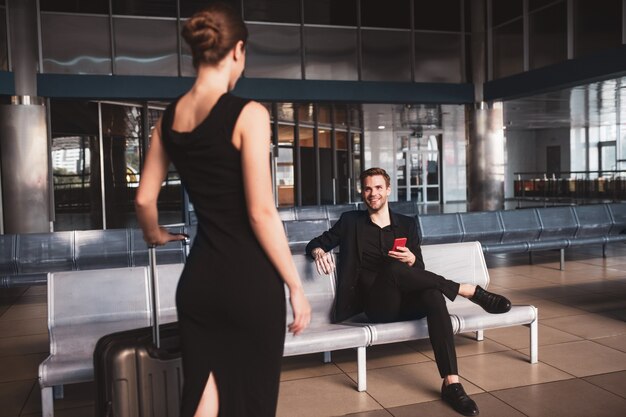 Elegante vrouw en man bijeen op de luchthaven