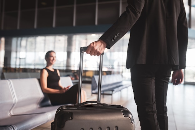 Elegante vrouw en man bijeen op de luchthaven