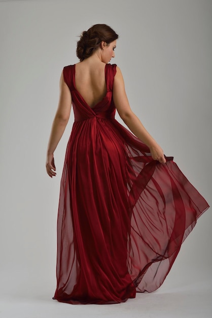 elegante vrouw in modieuze stijlvolle jurk poseren in de studio
