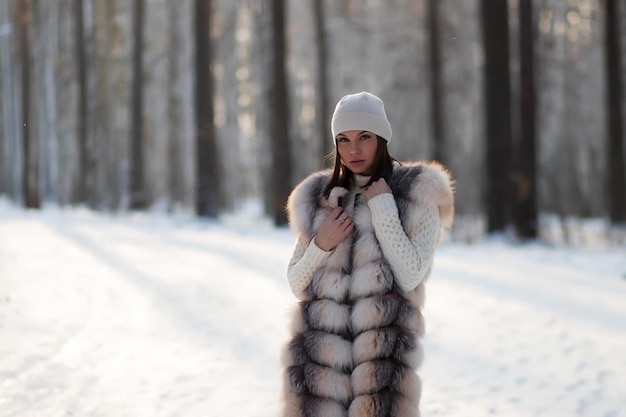 Elegante vrouw in winterkleren in het bos