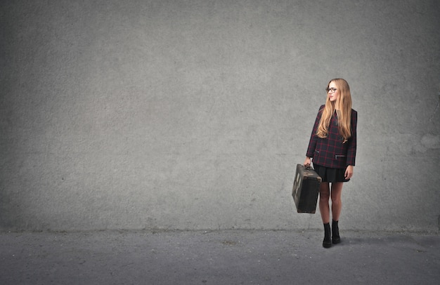 Elegante vrouw met een reizende koffer