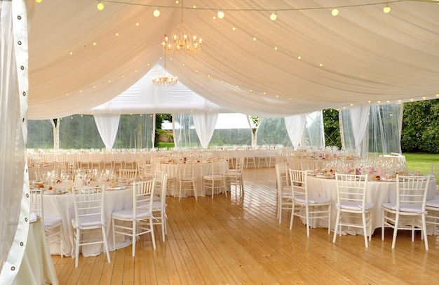 Elegante witte markies in de open lucht voor een trouwlocatie