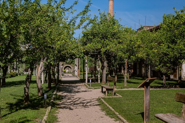 Elegante witte villa aan de oevers van de Tyrrheense Zee in Zuid-Italië Park van Villa Fiorentino