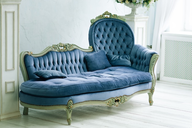 Elegante woonkamer in blauwe tinten. Velours blauwe luxe bank