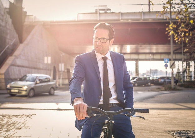 Elegante zakenman op een fiets