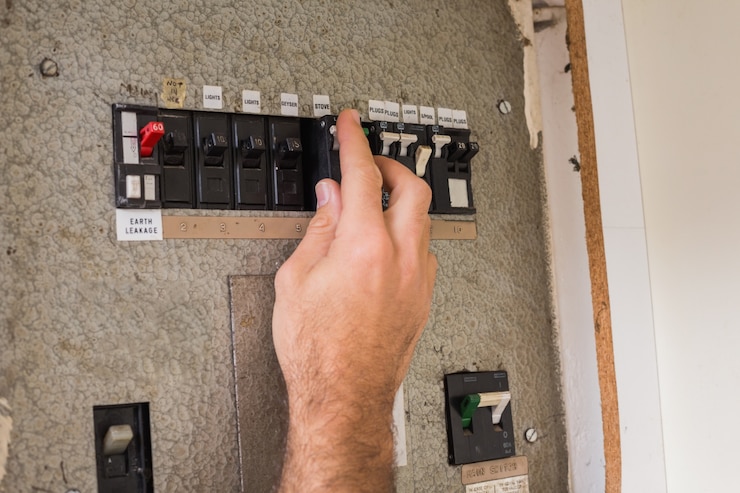 Foto elektricien die aan de zekeringkast werkt
