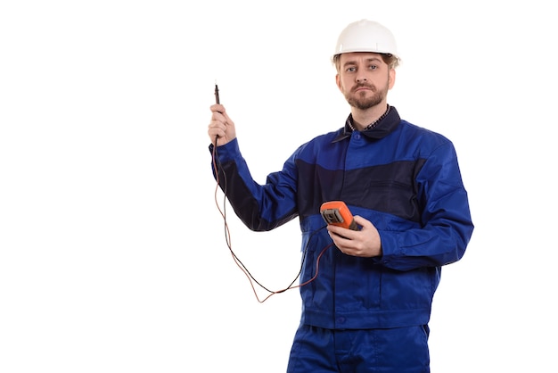 Elektricien-ingenieur in helm en uniform met meetinstrument