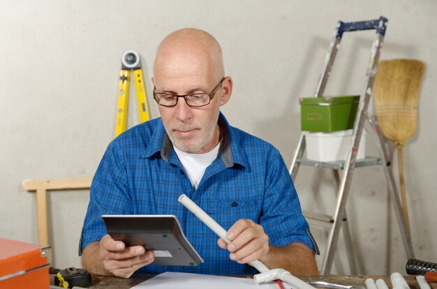 Foto elektricien man in zijn atelier