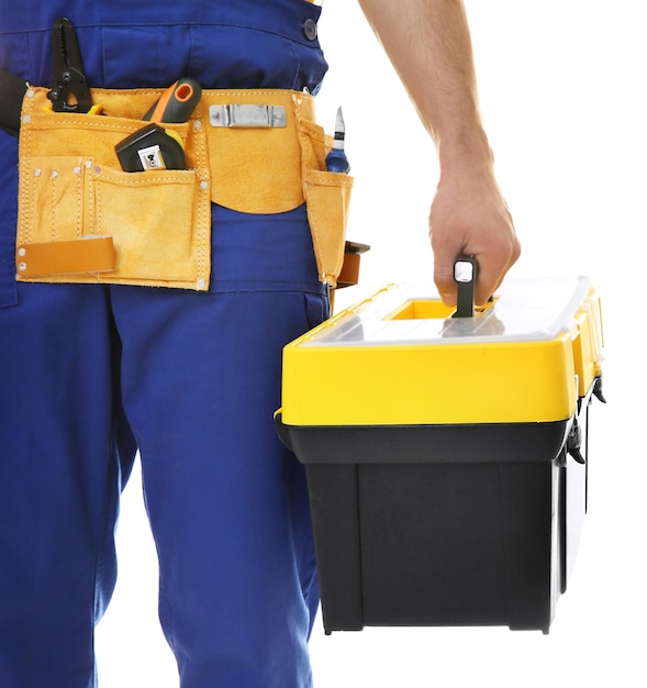 Elektricien met toolbox op witte close-up als achtergrond