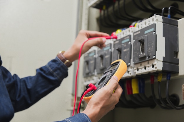 Elektricien werk tester spanning van elektrische lijn meten.