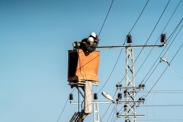 Elektriciens maken een hoogspanningsverbinding.