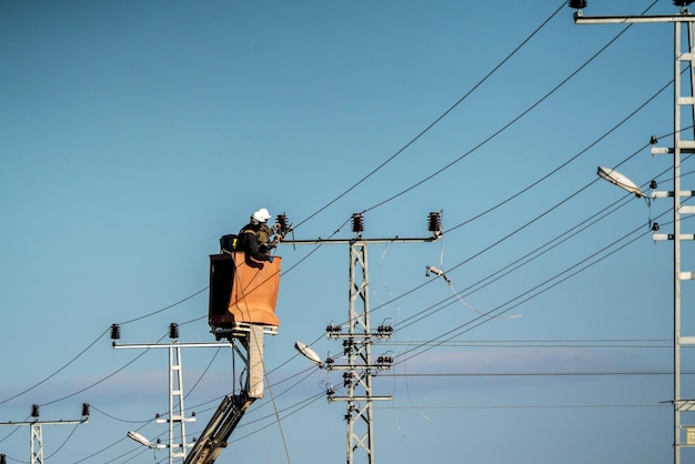 Elektriciens maken een hoogspanningsverbinding.