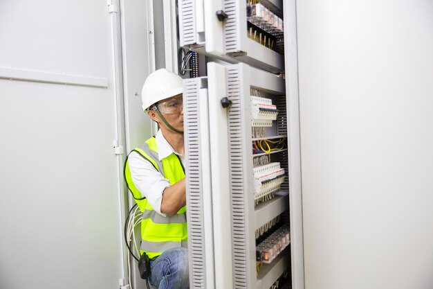 Elektriciteit ingenieur werk tester meting spanning en stroom van stroom elektrische lijn