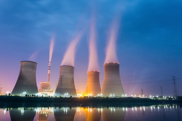 Elektriciteitscentrale bij nacht koeltoren close-up met stoom