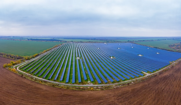 Elektriciteitscentrale die hernieuwbare zonne-energie gebruikt. Luchtfoto