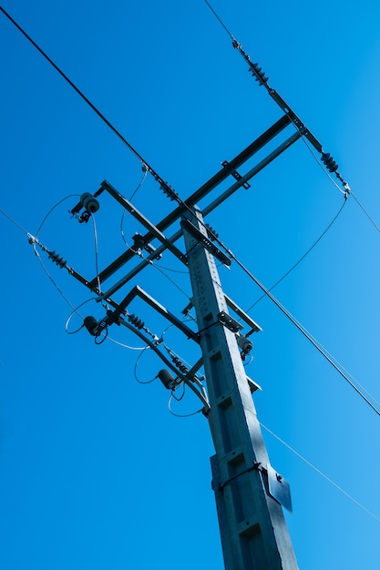 Elektriciteitsdistributietorentje op natuurlijke hemelachtergrond