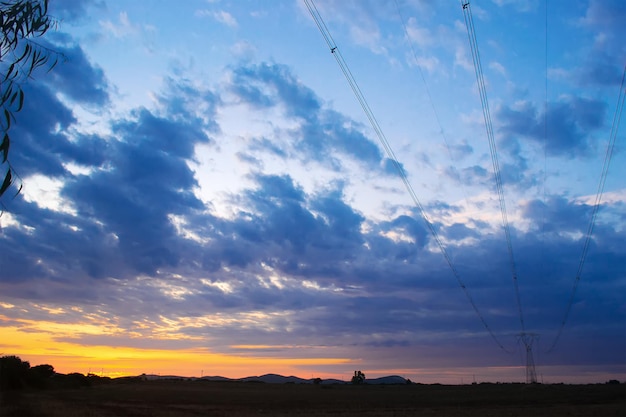 Elektriciteitsmast op het platteland in de schemering