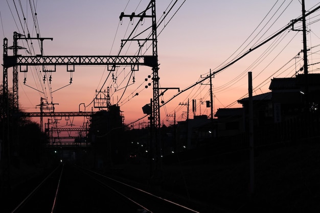 Elektriciteitsmasten bij zonsondergang