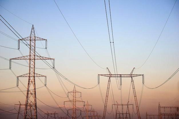 Elektriciteitsmasten tegen de hemel bij zonsondergang