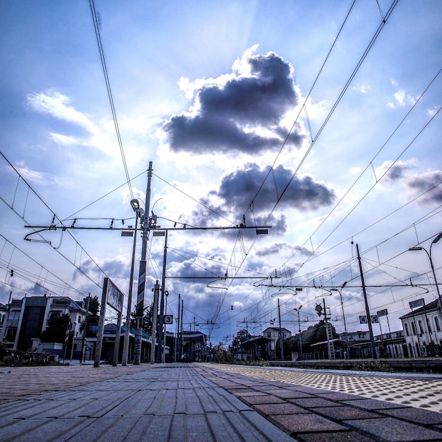 Foto elektriciteitspylon bij spoorlijnen tegen de lucht