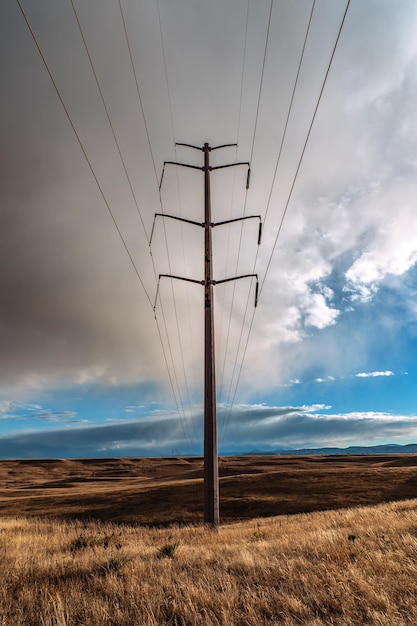 Elektriciteitspylon op het land tegen de lucht