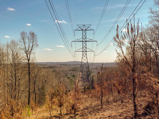 Foto elektriciteitspylon op het land tegen de lucht