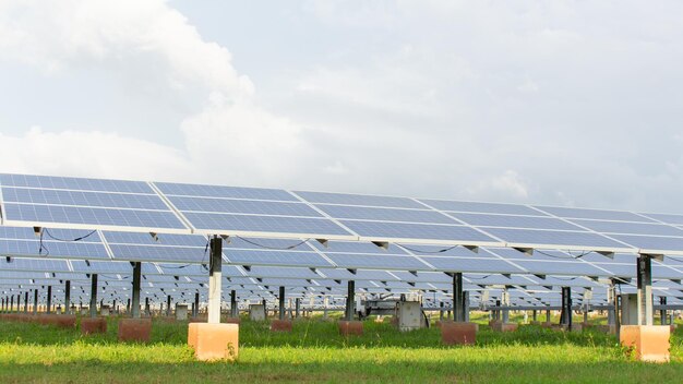 Foto elektriciteitspylon op het veld tegen de lucht