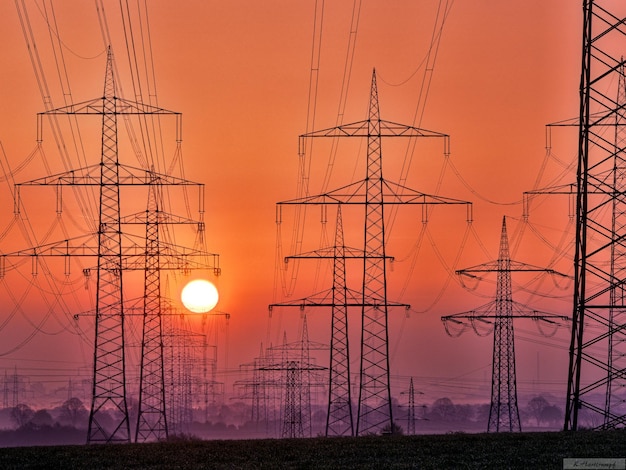 Elektriciteitspylon tegen de hemel bij zonsondergang