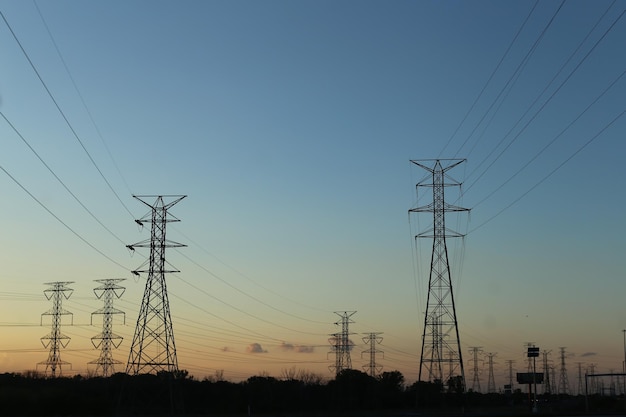 Elektriciteitspylonen tegen de hemel