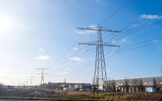 Foto elektriciteitsstation energiesysteem fabriek generator opslag blauwe hemel zon