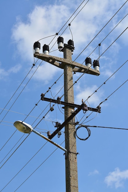 Foto elektriciteitsstraatlantaarn en draden