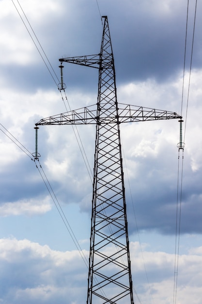 Elektriciteitstransmissielijnen. Metalen pyloon met draden. Donkere lucht met wolken.