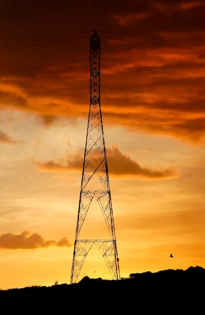 Elektrificatietoren met oranje lucht in de late namiddag