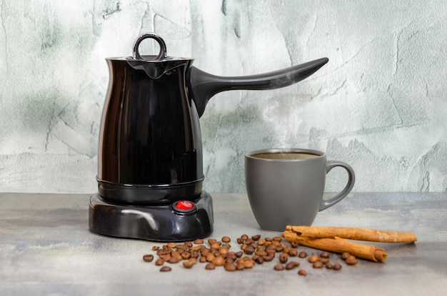 Elektrisch koffiezetapparaat voor het maken van Turkse koffie, koffiepot, koffiebonen en kaneelstokjes