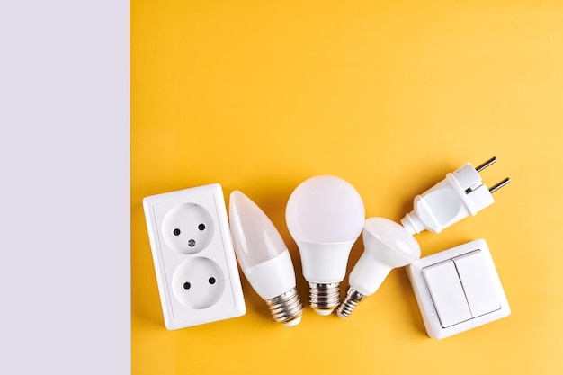 Elektrisch licht set met dimmer schakelaar regelbare verlichting Energiebesparend concept apparaat ontworpen om elektrische stroom geïsoleerd op witte gele achtergrond te veranderen