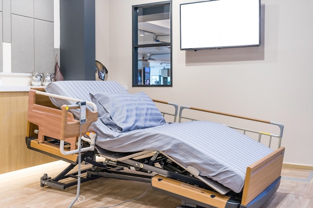 Elektrisch verstelbaar patiëntenbed in het ziekenhuis.
