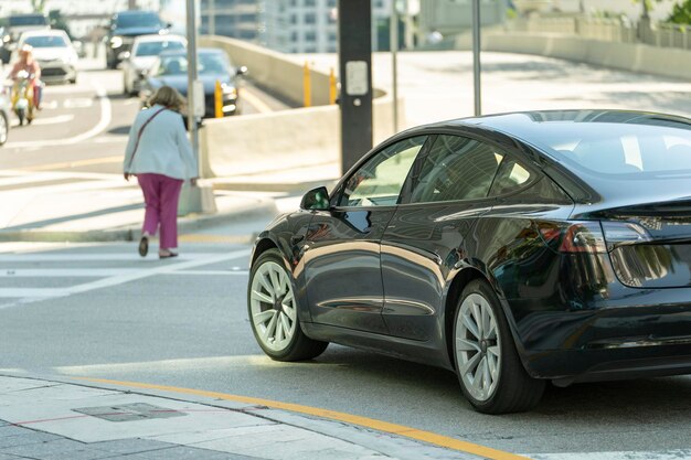 Elektrisch voertuig rijdt op een kruispunt op een amerikaanse straat met verkeerslichten in miami florida usa transport