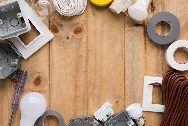 Elektrische apparatuur gerangschikt in circulaire frame op houten tafel